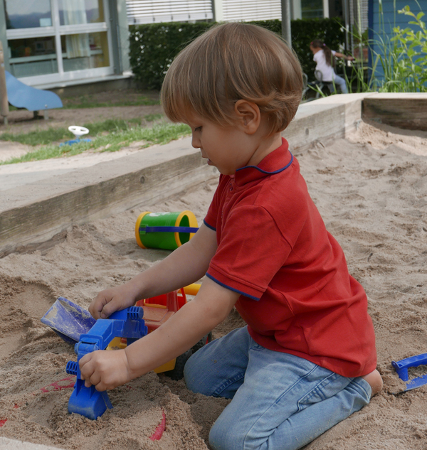 Bild Siloah Kindertagesstätten, Kindergartengruppen, Kind spielt in Sandkasten 