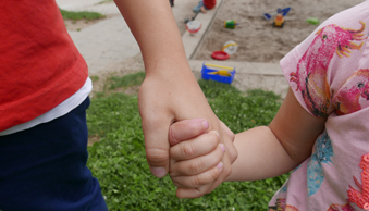 Bild Siloah Kindertagesstätte, Beiträge, zwei Kinder halten ihre Hände